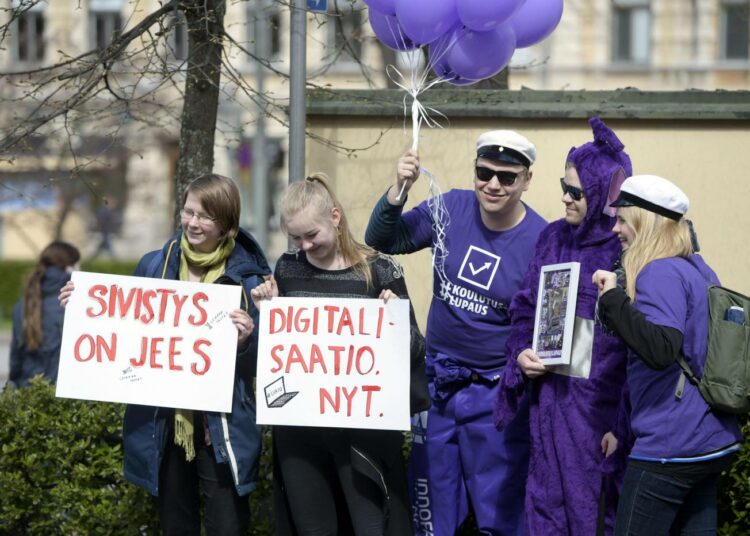 Opiskelijat ovat järjestäneet mielenosoituksia koulutusleikkauksia vastaan valtioneuvoston linnan edustalla. Torstaina esiin nousi hallitusneuvottelijoiden hanke leikata ammattikoulutuksesta.