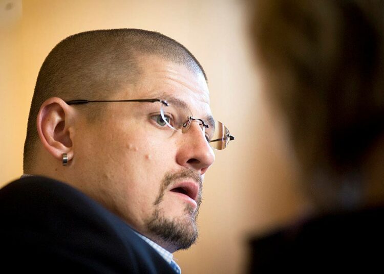 Vasemmistoliiton järjestö- ja kunnallissihteeri Mikko Koikkalainen toteaa, että hallituksen kuntalinjauksesta on vaikea saada selkoa.