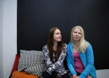 Katarina (vas.) ja Hanna-Kaisa rakentavat tulevaisuuttaan Vamoksessa.