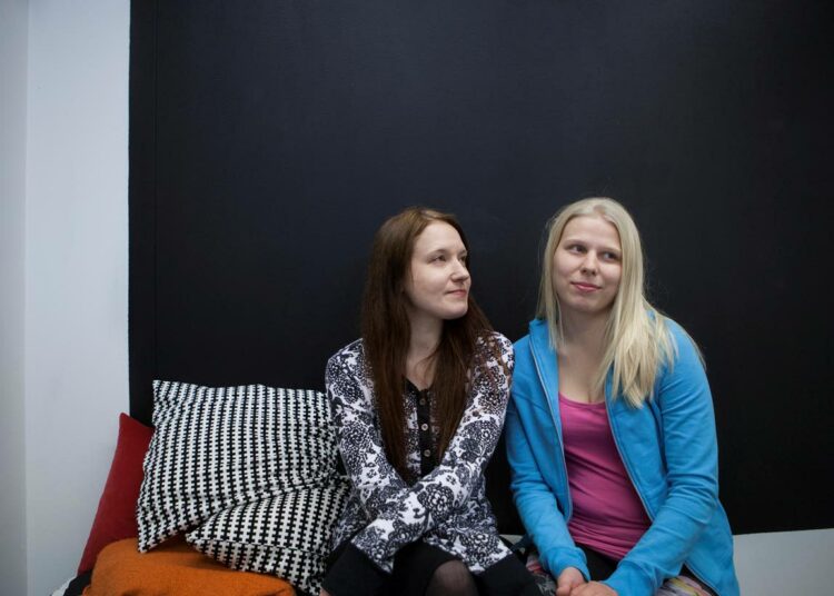 Katarina (vas.) ja Hanna-Kaisa rakentavat tulevaisuuttaan Vamoksessa.