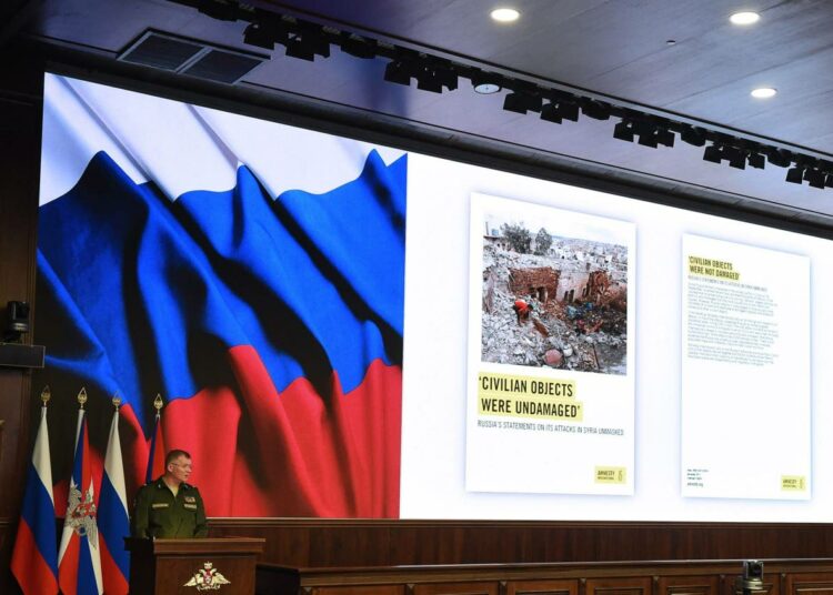 Venäjän puolustusministeriön tiedottaja selostamassa joulukuussa sotatoimia Syyriassa.