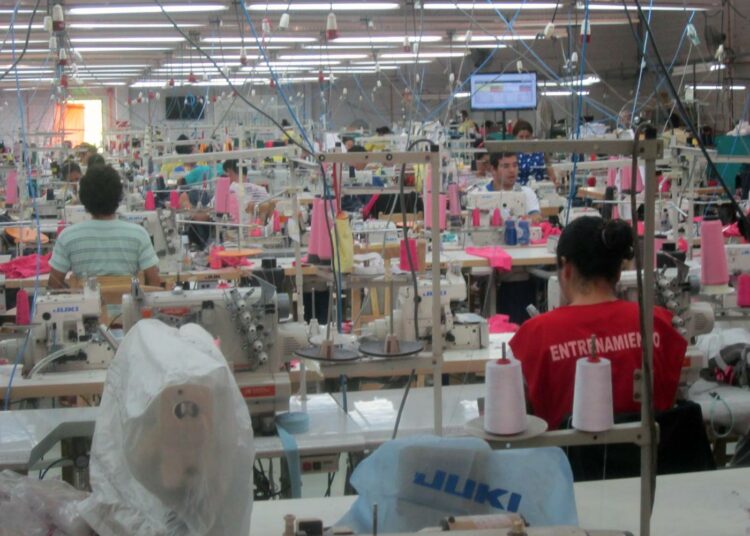 Paraguayssa toimiva Texcinin tehdas palvelee Brasilian suurimpiin kuuluvaa vaatekauppaketjua Riachueloa. Työntekijän paidassa oleva teksti ”entrenamiento” tarkoittaa koulutettavaa.