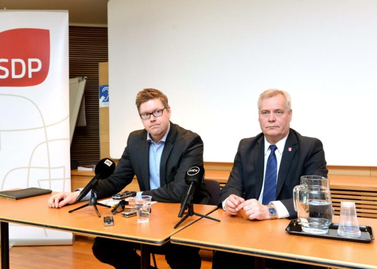 SDP:n eduskuntaryhmän puheenjohtaja Antti Lindtman (vas.) ja puolueen puheenjohtaja Antti Rinne SDP:n välikysymystä koskevassa tiedotustilaisuudessa.