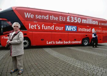 Brexit-leiri väittää, että Britannia joutuu maksamaan EU:lle 350 miljoonaa puntaa (440 miljoonaa euroa) viikossa.