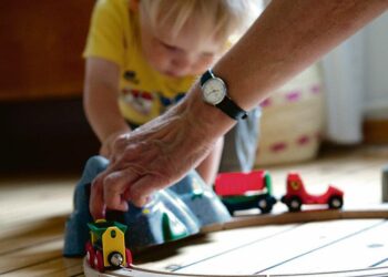 Kirjoittaja kannustaa nuoria ihmisiä kokeilemaan perhepäivähoitajan ammattia.