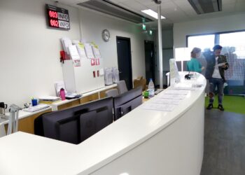 Isoissa kaupungeissa TE-toimistoissa pääsee yhä käyttämään itsepalvelulaitteita. Joissakin paikoin asioimaan pääsee vain ajanvarauksella.