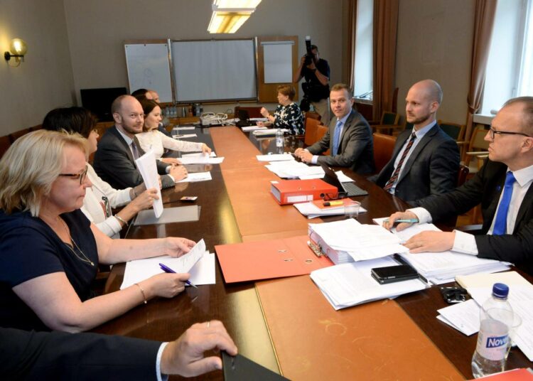 Ministerit Sampo Terho, Sanni Grahn-Laasonen ja Petteri Orpo valtiovarainministeriön ja ministeriöiden välisissä budjettineuvotteluissa valtioneuvoston linnassa Helsingissä keskiviikkona 16. elokuuta.