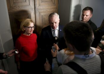 Sisäministeri Paula Risikko ja kokoomuksen eduskuntaryhmän puheenjohtaja Kalle Jokinen selvittivät uusia sote-linjauksia torstaina 19.10.
