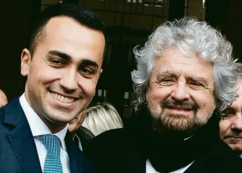 Viiden tähden liikkeen Luigi di Maio ja Beppe Grillo (oik.).