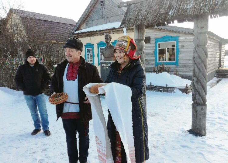Ersäläisessä kylässä vieraat otetaan vastaan perinteiseen tapaan tarjoamalla leipää ja suolaa.