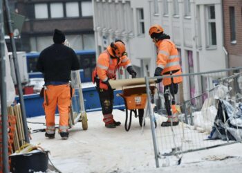 Rakennustyömiehiä työmaalla Helsingissä helmikuussa. Kuvituskuva.