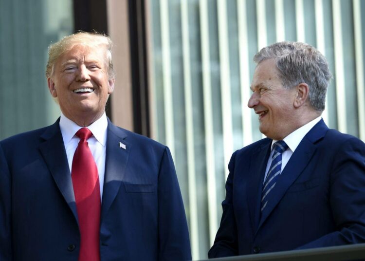 Presidentit Donald Trump ja Sauli Niinistö Mäntyniemen parvekkeella maanantai-aamuna.