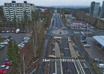 Raitiovaunuraiteita Insinöörinkadulla Hervannassa Tampereella. Pirkanmaan vasemmistoliitto esittää yhdessä muiden kuntien kanssa tarkasteltavaksi raitiotien ulottamista naapurikuntiinkin.