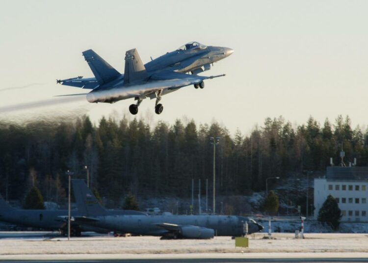 Kirjoittajan mukaan Rovaniemen aamupäivän rauha on poissa Hornet -hävittäjien nelisen tuntia kestävien harjoituslentojen aikana.
