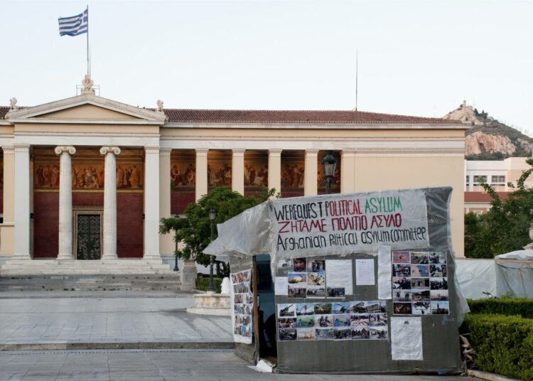 Vuonna 2018 Kreikassa oli 137 559 turvapaikanhakijaa, heistä suuri osa lapsia ja nuoria. Kuvassa joukko afganistanilaisia osoittaa mieltään Ateenan yliopiston edustalla.