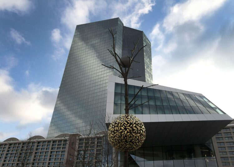 Euroopan keskuspankin pääkonttorissa Frankfurt am Mainissa tehtiin, mitä oli tehtävä eli aloitettiin jälleen rahapoliittinen elvyttäminen.