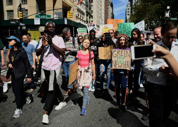 Greta Thunberg ilmastomarssilla New Yorkissa viime perjantaina.