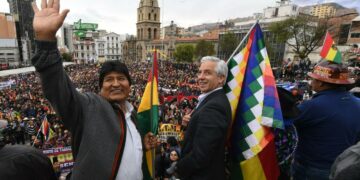 Evo Morales ja Álvaro García Linera tervehtivät yleisöä Bolivian pääkaupungissa La Pazissa 5. päivä marraskuuta, viisi päivää ennen kuin heidät pakotettiin eroamaan.