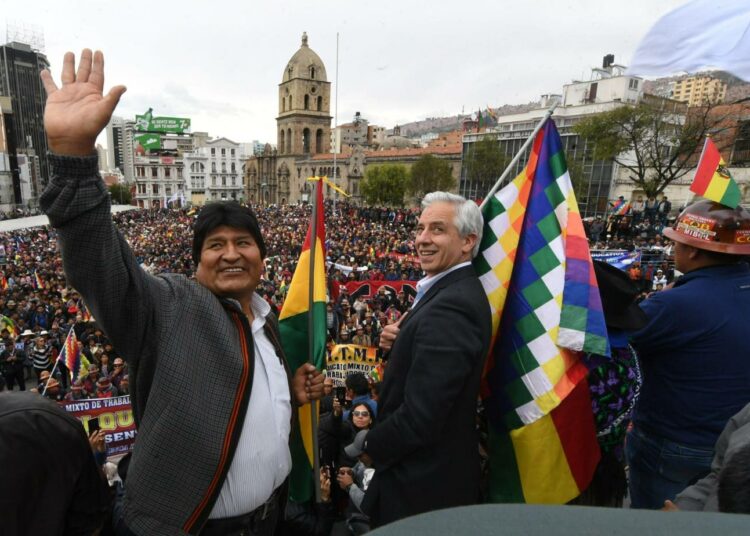 Evo Morales ja Álvaro García Linera tervehtivät yleisöä Bolivian pääkaupungissa La Pazissa 5. päivä marraskuuta, viisi päivää ennen kuin heidät pakotettiin eroamaan.