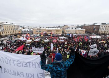 Tiedotusvälineet heräsivät aktiivimallin aiheuttamaan raivoon, kun Senaatintori Helsingin keskustassa täyttyi mielenosoittajista.