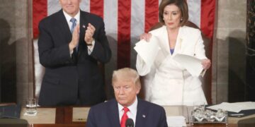 Trumpin puheen päätyttyä edustajainhuoneen puheenjohtaja, demokraattien Nancy Pelosi repii paperikopion puheesta. Vasemmalla varapresidentti Mike Pence.