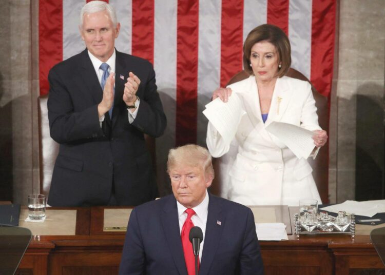 Trumpin puheen päätyttyä edustajainhuoneen puheenjohtaja, demokraattien Nancy Pelosi repii paperikopion puheesta. Vasemmalla varapresidentti Mike Pence.