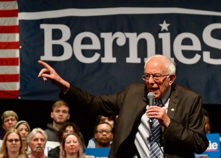 Bernie Sanders puhumassa Missourin St. Louisissa 9. maaliskuuta, juuri ennen kuin koronaepidemia lopetti hänen kampanjansa yleisötilaisuudet.