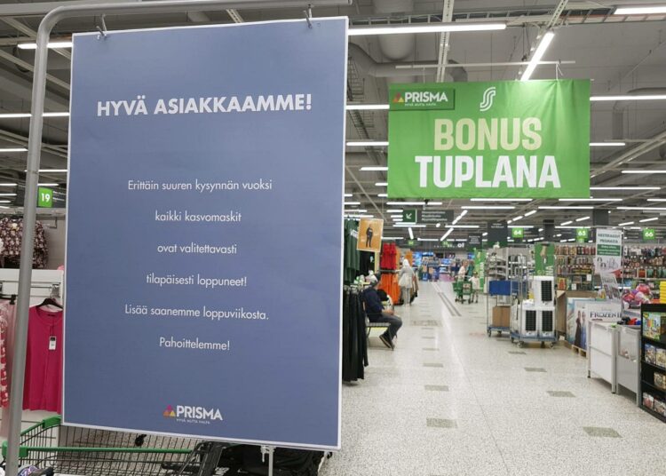 Maskien hamstraus on käynnissä, koska THL:n odotetaan antavan suosituksen niiden käytöstä.