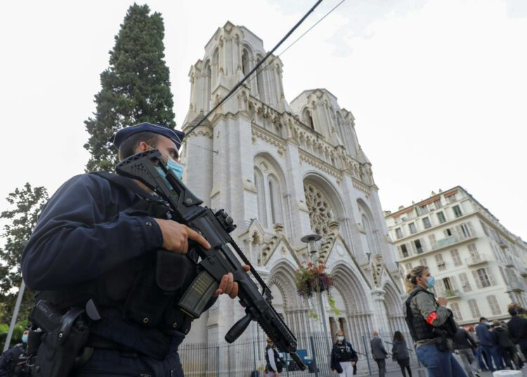 Poliisi vartioi nizzalaisen kirkon edustalla torstaisen veitsi-iskun jälkeen.