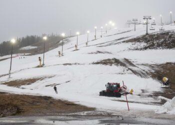 Naisten pujottelun maailmancup on normaalisti kerännyt Levin täyteen turisteja. Nyt kisa järjestetään poikkeusoloissa, eikä katsojia saavu paikalle kuin murto-osa viime vuosiin verrattuna.