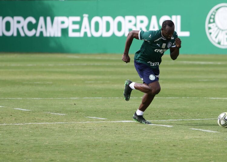 Pikajuoksun maailmanennätysmies Usain Bolt kokeili jalkapalloilijan uraa vetäydyttyään yleisurheilukentiltä. Kuvassa Bolt vierailulla Palmeirasin jalkapalloakatemiassa São Paulossa keväällä 2019.