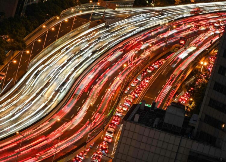 Kiina on kasvanut valtavasti, ja kasvu jatkuu. Kuvassa moottoritie Shanghaissa.