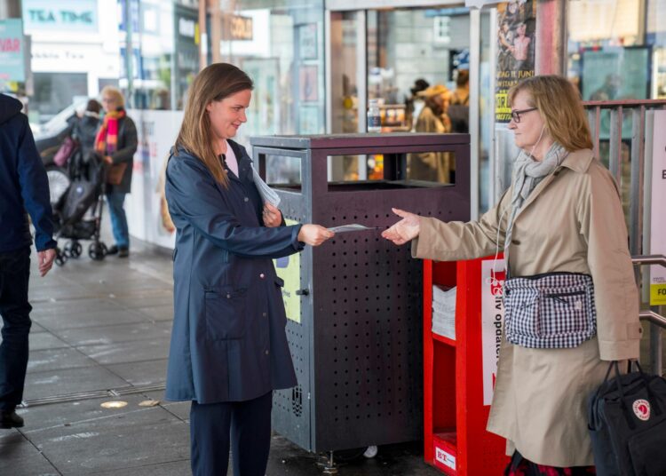 Tanskan Enhedslistenin puhehenkilö Mai Villadsen (vas.) jakoi kampanjamainoksia Kööpenhaminassa toukokuun lopussa.