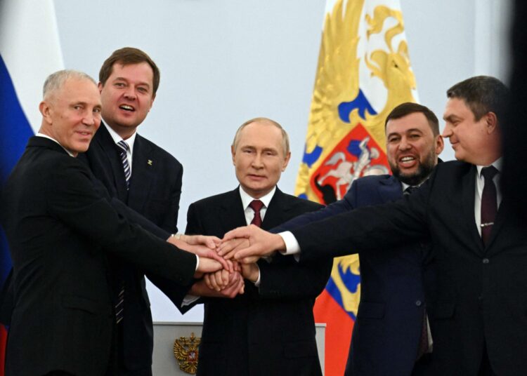 Venäjän presidentti Vladimir Putin (kesk.) poseerasi Venäjään laittomasti liitettyjen alueiden nukkehallitsijoiden kanssa perjantaina.