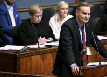 Atte Harjanne luki täysistunnossa opposition ohjelmia.