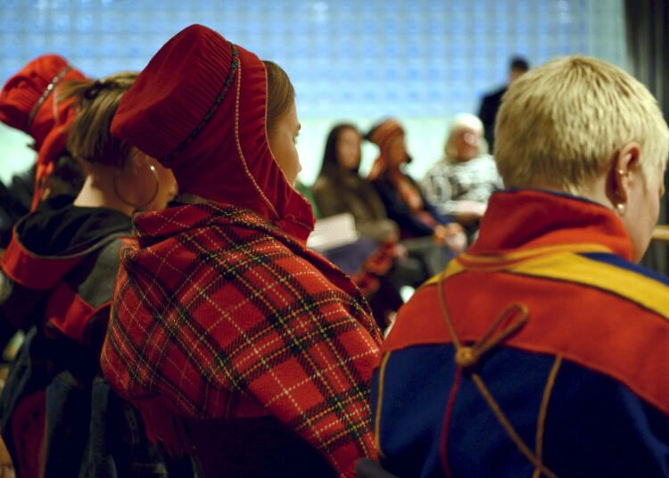 Saamelaisia keskustan aamulla järjestämässä tilaisuudessa, jossa keskusteltiin saamelaiskäräjälaista.