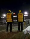 Teollisuusliiton lakkovahteja ABB Pitäjänmäen tehtaan portilla Helsingissä keskiviikkoaamuna 1. helmikuuta.