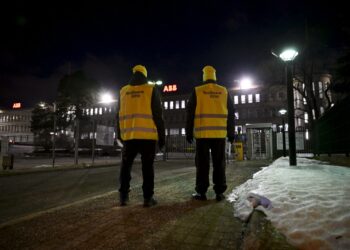 Teollisuusliiton lakkovahteja ABB Pitäjänmäen tehtaan portilla Helsingissä keskiviikkoaamuna 1. helmikuuta.