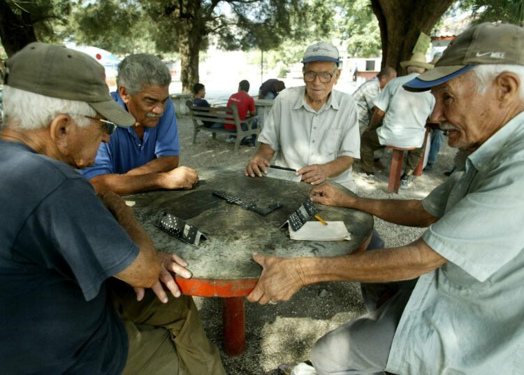 Ennusteiden mukaan kolmannes kuubalaisista on vuonna 2035 yli 60-vuotiaita. Kuvan aktiiviset seniorit on kuvattu saaren länsiosassa Holguínin maakunnan Báguanosissa.