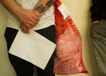 Yhdysvalloista karkotettu salvadorilainen maahanmuuttokeskuksessa San Salvadorin itäosassa. Hänellä on mukanaan laukku, johon on pakattu vain muutama henkilökohtainen tavara.