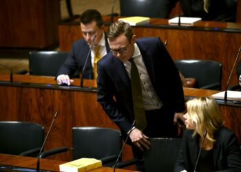 Ensi vuoden budjetti etenee eduskunnassa. Kokoomus on saamassa perussuomalaisten tuella historiallisen suuren veroalen suurituloisille.