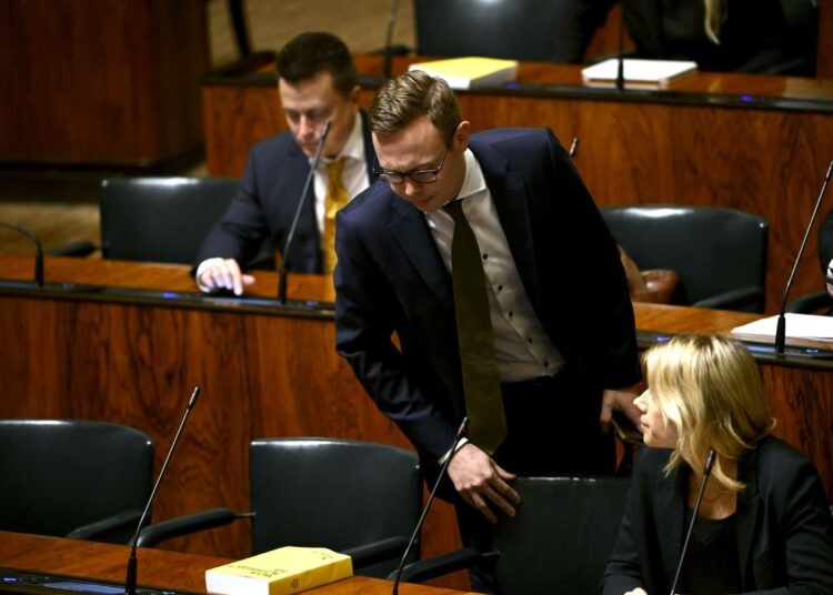 Ensi vuoden budjetti etenee eduskunnassa. Kokoomus on saamassa perussuomalaisten tuella historiallisen suuren veroalen suurituloisille.