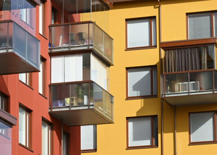 Yhteiskunnan tukema asuntotuotanto vähenee. Oppositio uskoo sen vähentävän myös kohtuuhintaista asumista.