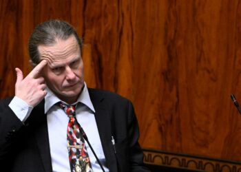 Entinen varapuhemies, kansanedustaja Juho Eerola julkaisi somessa kuvan, jossa irvistää ja venyttää silmiään.