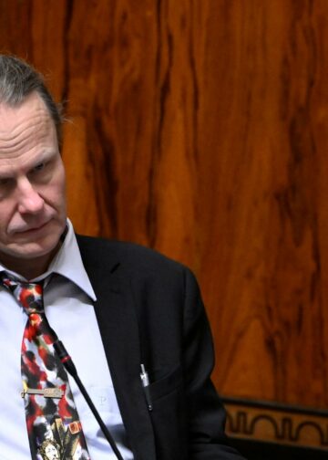 Entinen varapuhemies, kansanedustaja Juho Eerola julkaisi somessa kuvan, jossa irvistää ja venyttää silmiään.