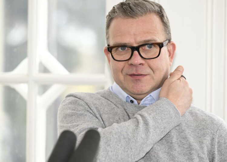 Pääministeri Petteri Orpo (kok.) pääministerin kyselytunnilla virka-asunnollaan Kesärannassa.