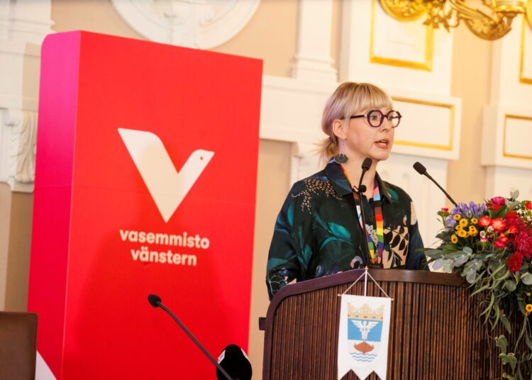 Vasemmistoliiton eduskuntaryhmän puheenjohtaja Aino-Kaisa Pekonen.