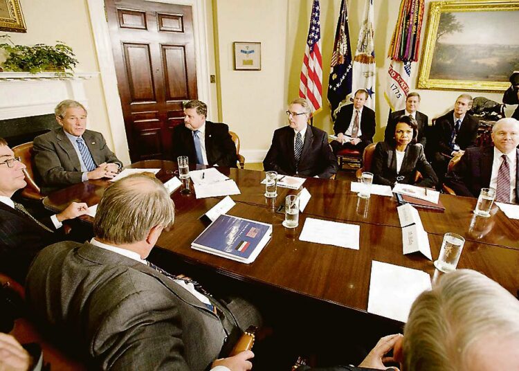 Presidentti George W. Bush esikuntineen pitämässä videoneuvottelua Irakissa olevien amerikkalaisjoukkojen komentajien kanssa.