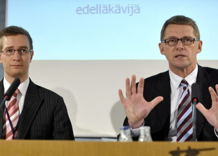 Valtioneuvoston ilmastopoliittinen asiantuntija Oras Tynkkynen (vihr., kuvassa vasemmalla) ja pääministeri Matti Vanhanen (kesk.) esittelivät valtioneuvoston päätöstä antaa eduskunnalle tulevaisuusselonteko ilmasto- ja energiapolitiikasta.