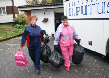 Eeva Järvilehto ja Hilja Suominen lastaavat kyytiin vaatteita.